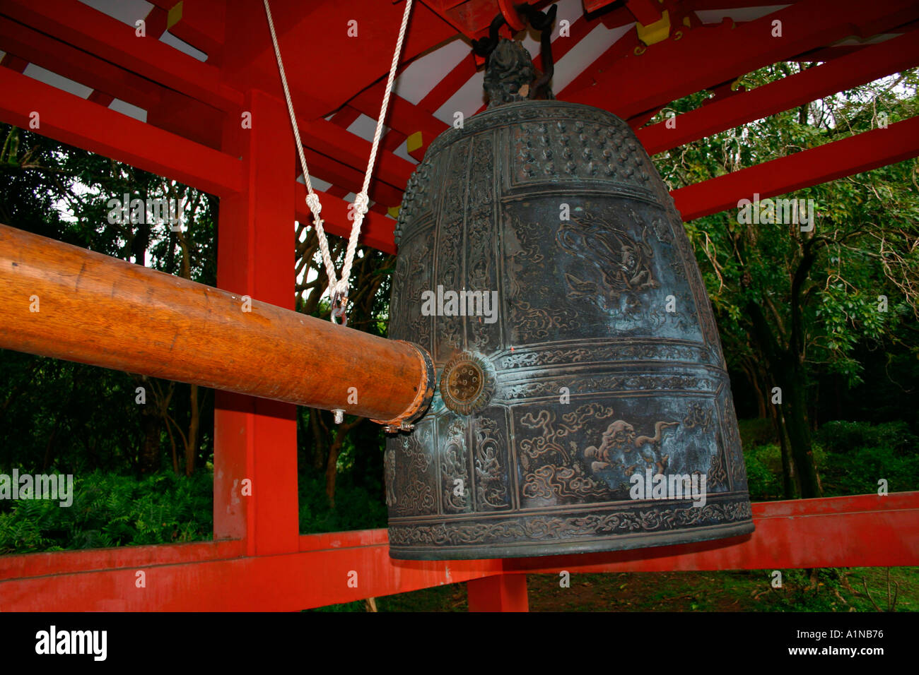 Grande tempio di campana e il riscontro presso Byodo In Tempio Honolulu Oahu Hawaii Foto Stock