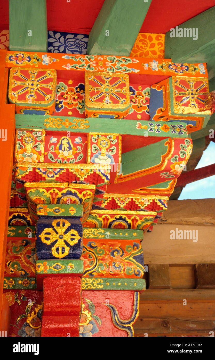 Altamente decorato monastero pilastro a Lhasa il Tibet Foto Stock