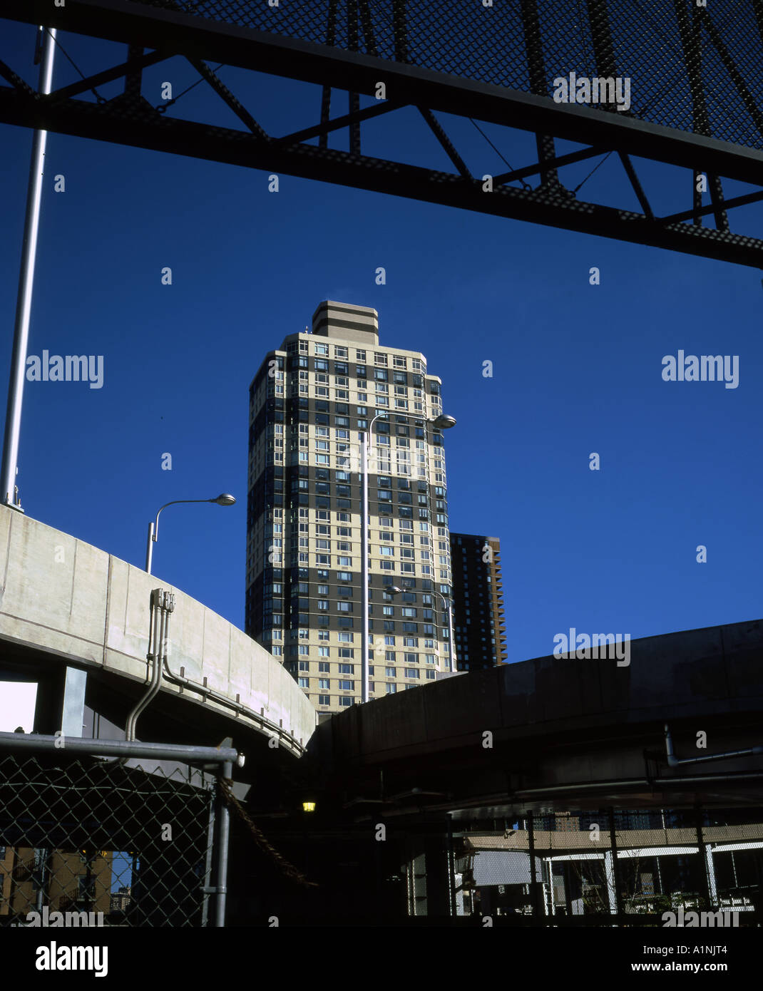 Hi-edificio di appartamenti e curvi di approcci per la Port Authority Bus Terminal. Foto Stock
