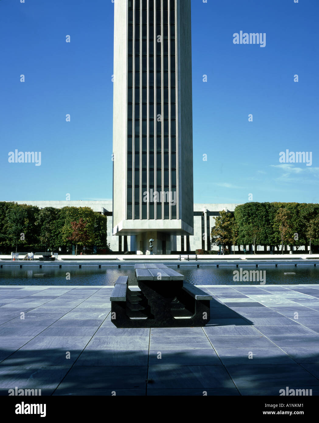 Marmo bianco edificio per uffici torreggianti sull'Empire State Plaza Albany Foto Stock