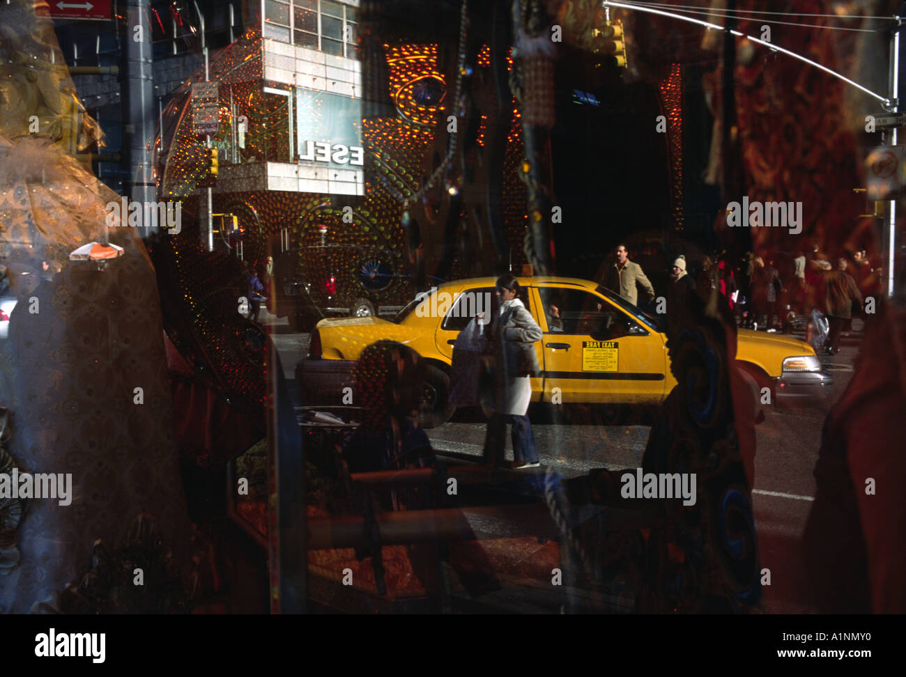 Le riflessioni di Midtown Manhattan in una vetrina natalizia a magazzino Bloomingdale's. Foto Stock