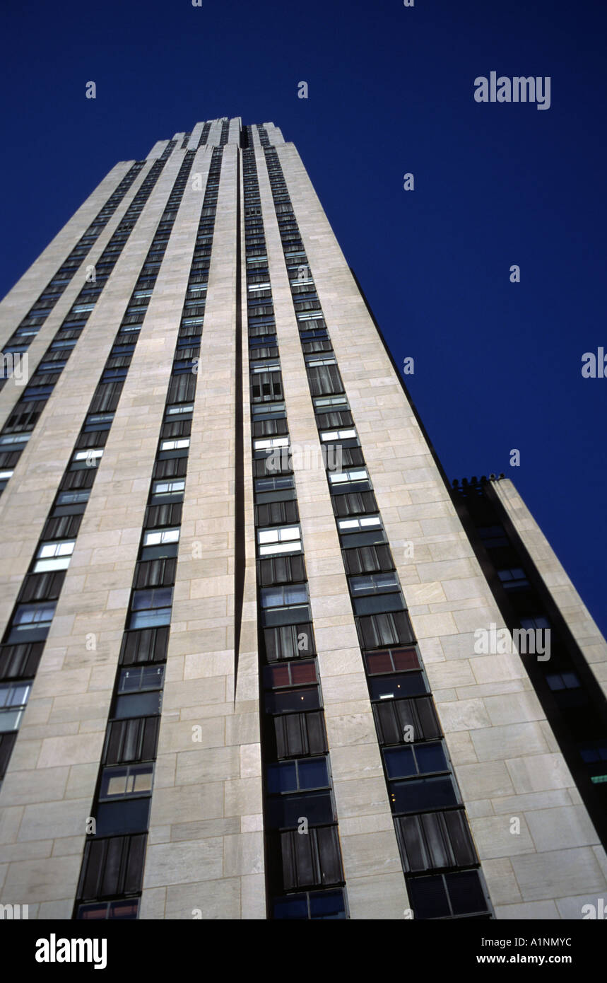 Vista obliqua del torreggiante Rockefeller Center nel centro di Manhattan. Foto Stock