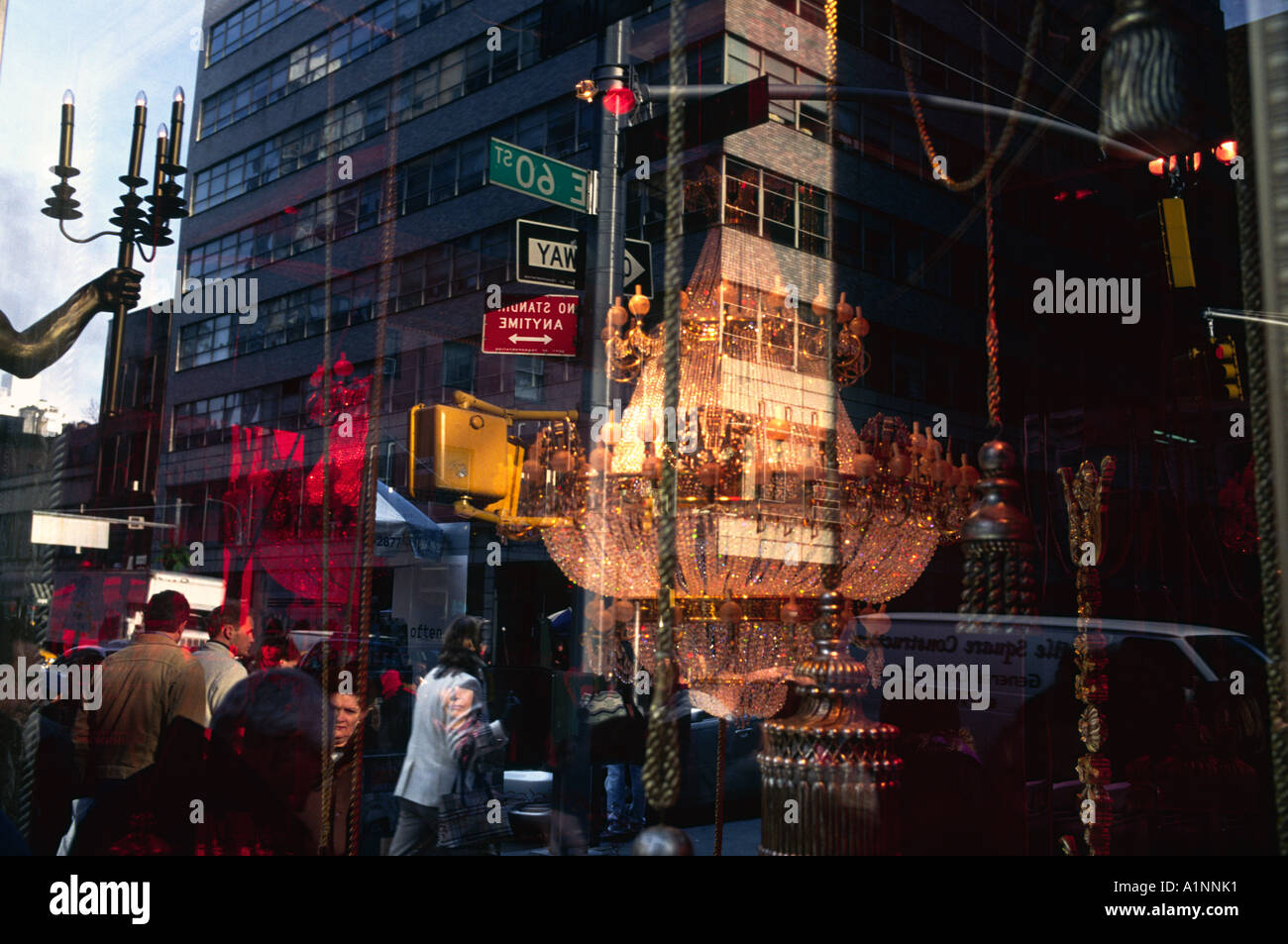 Le riflessioni di Midtown Manhattan in una vetrina natalizia a magazzino Bloomingdale's. Foto Stock