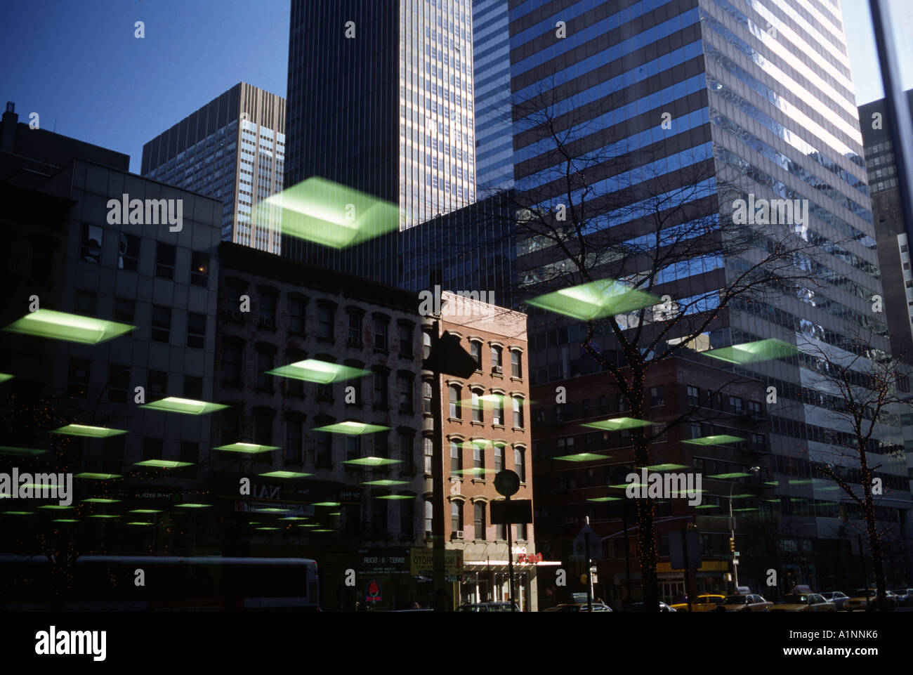 Midtown Manhattan edifici si riflette in un negozio di vetro anteriore. La città di New York Foto Stock