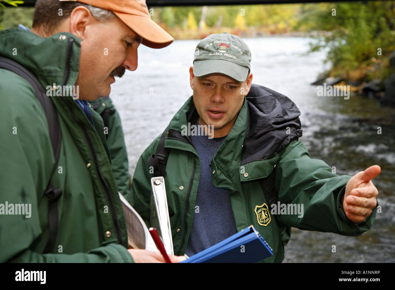 Il personale della pesca eseguire surverys stream in Cooper Creek Kenai Peninsula Chugach National Forest Alaska Foto Stock
