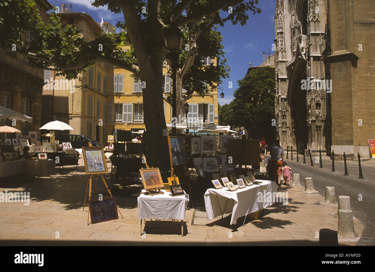 Dipinti in vendita su lino coperti tavoli in una soleggiata piazzetta in Aix in Provenza- Una scena di strada FRANCIA Foto Stock