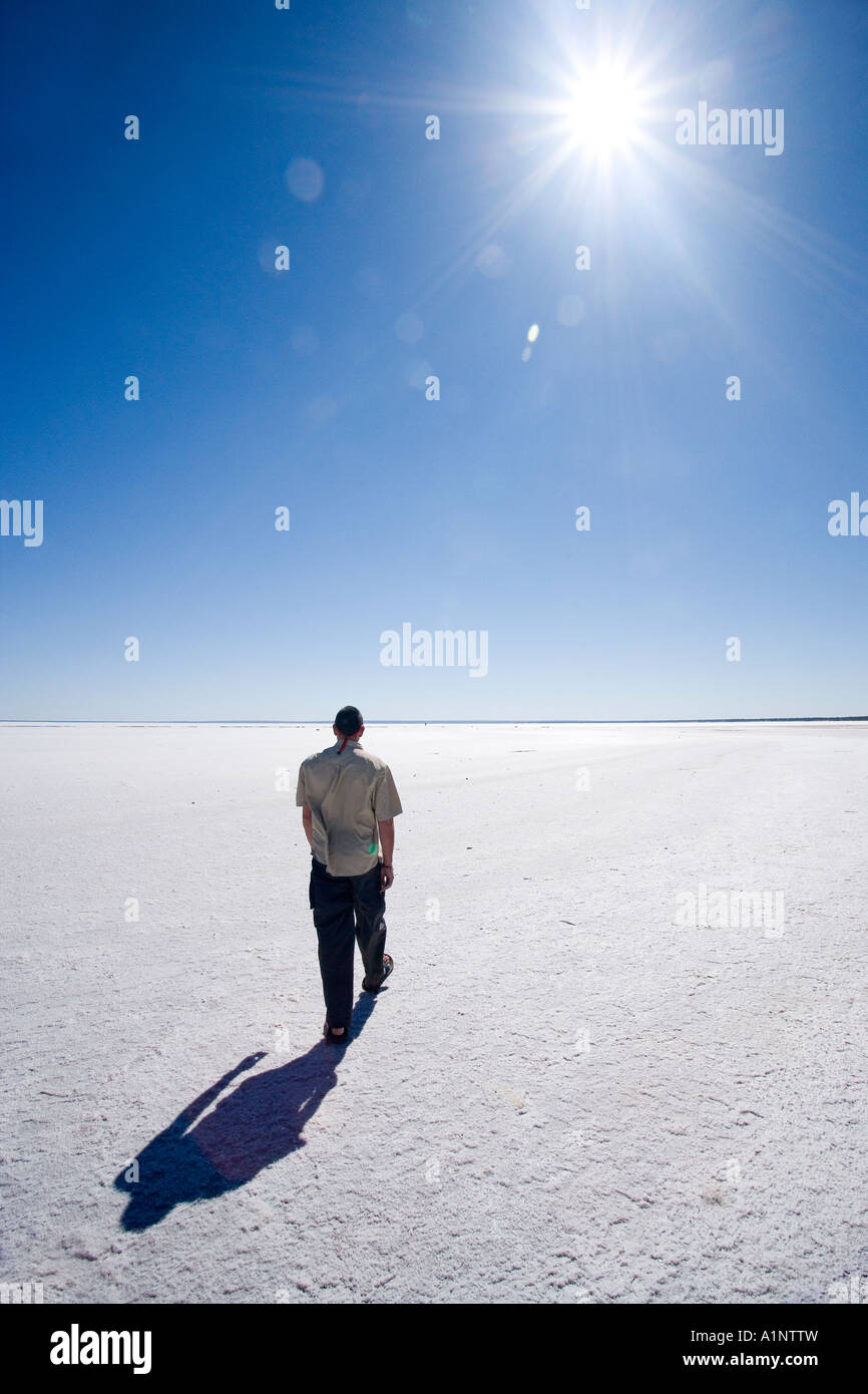 Persona che cammina sul Lago di Hart Stuart Highway vicino a Woomera Outback South Australia Australia Foto Stock