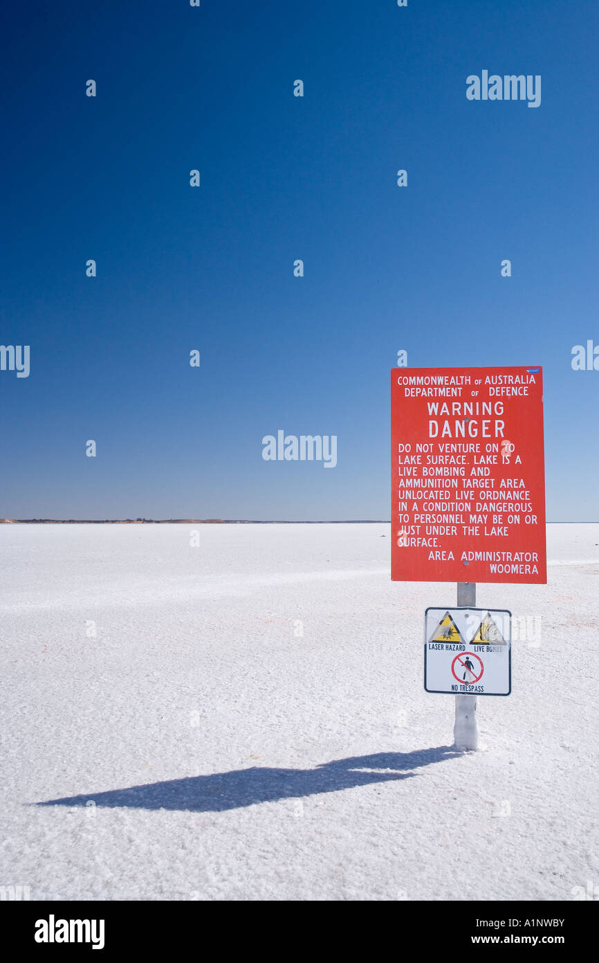 Segnale di avvertimento sul Lago di Hart Woomera Area vietata Stuart Highway vicino a Woomera Outback South Australia Australia Foto Stock
