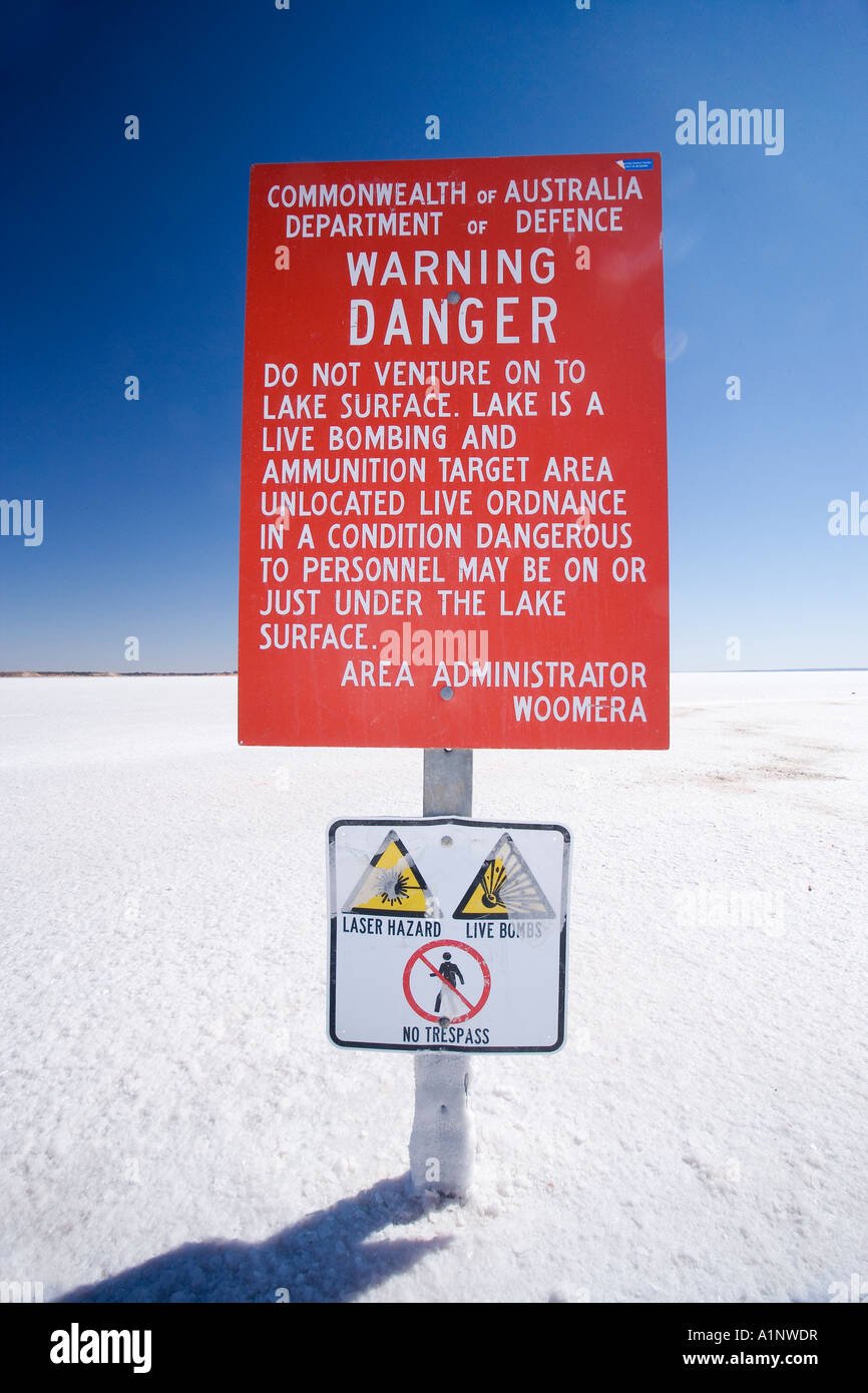 Segnale di avvertimento sul Lago di Hart Woomera Area vietata Stuart Highway vicino a Woomera Outback South Australia Australia Foto Stock
