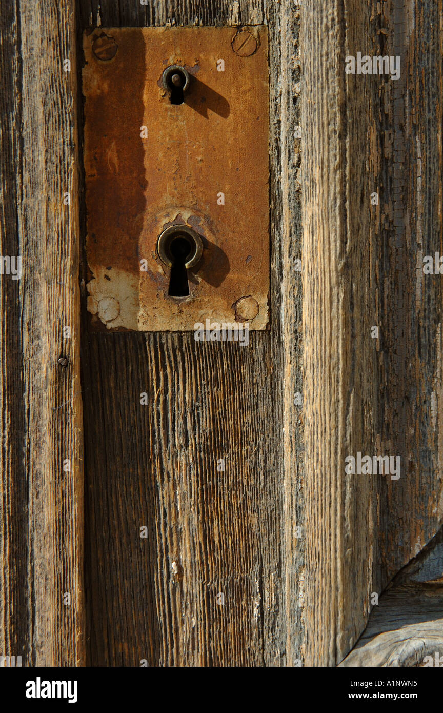 Rusty toppa nella vecchia porta di legno Foto Stock