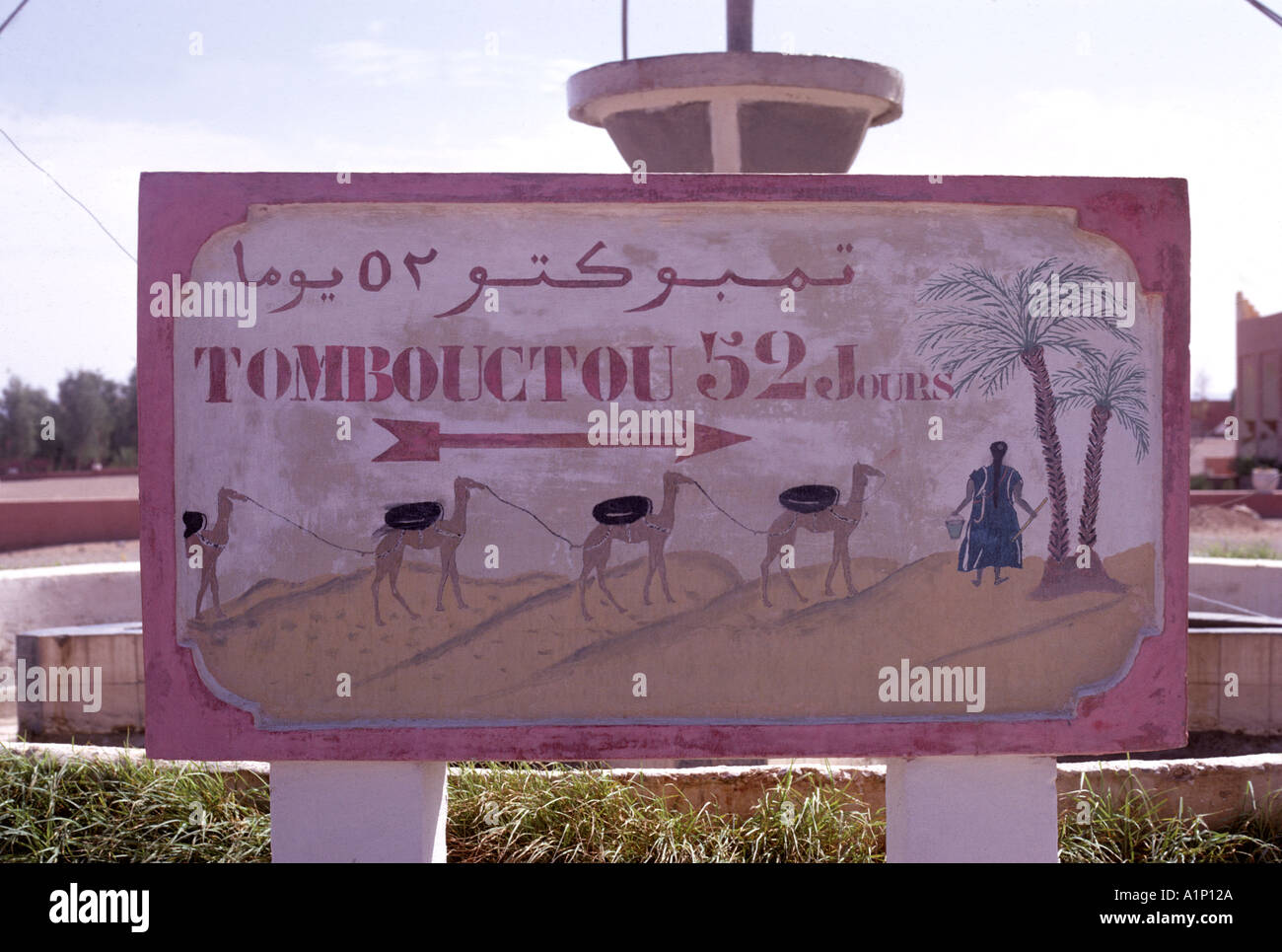 Cartello stradale di Tombouctou 52 Jours Timbuctù 52 giorni attraverso il deserto da cammello Zagora Marocco Foto Stock