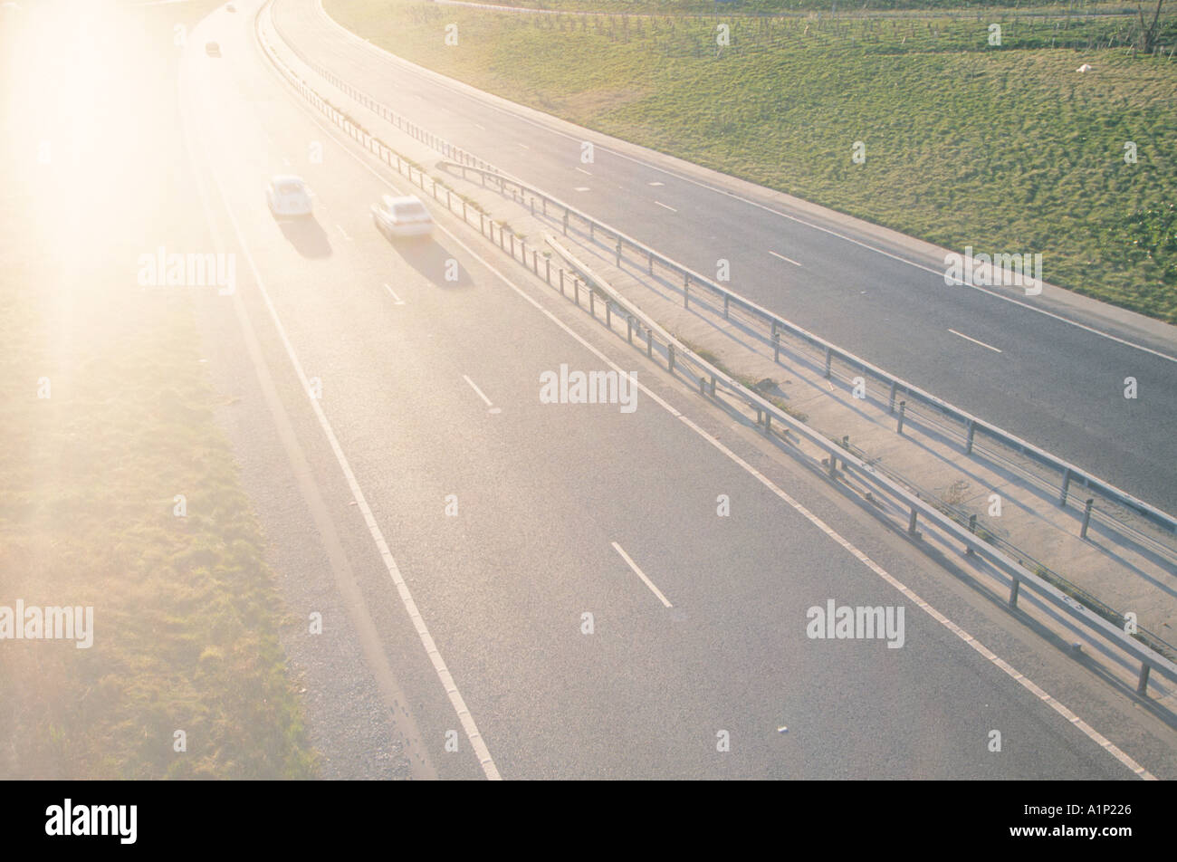 La strada a doppia carreggiata al tramonto Foto Stock