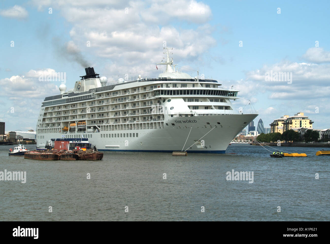 Il mondo hotel galleggiante e la nave di crociera ormeggiato sul fiume Tamigi con la City of London skyline Gherkin oltre Foto Stock