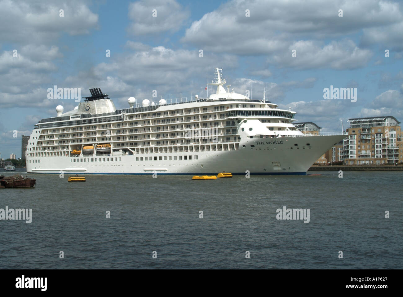Il mondo hotel galleggiante e la nave da crociera in partenza della camicia di ormeggio in Fiume Tamigi a Greenwich Londra Inghilterra REGNO UNITO Foto Stock