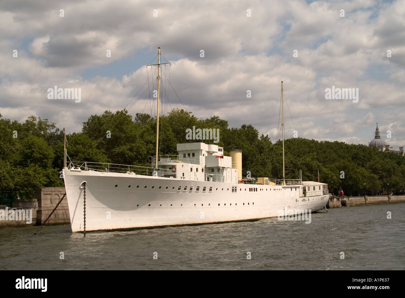 Londra Tamigi HQS Wellington ormeggiata lungo argine livrea Hall di Onorevole Compagnia di Master Mariners Foto Stock