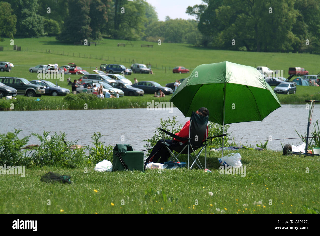 Vicino a Warminster parte della tenuta di campagna di Longleat posseduti dal marchese di Bath persone godendo il giorno fuori auto parcheggiate la pesca Foto Stock