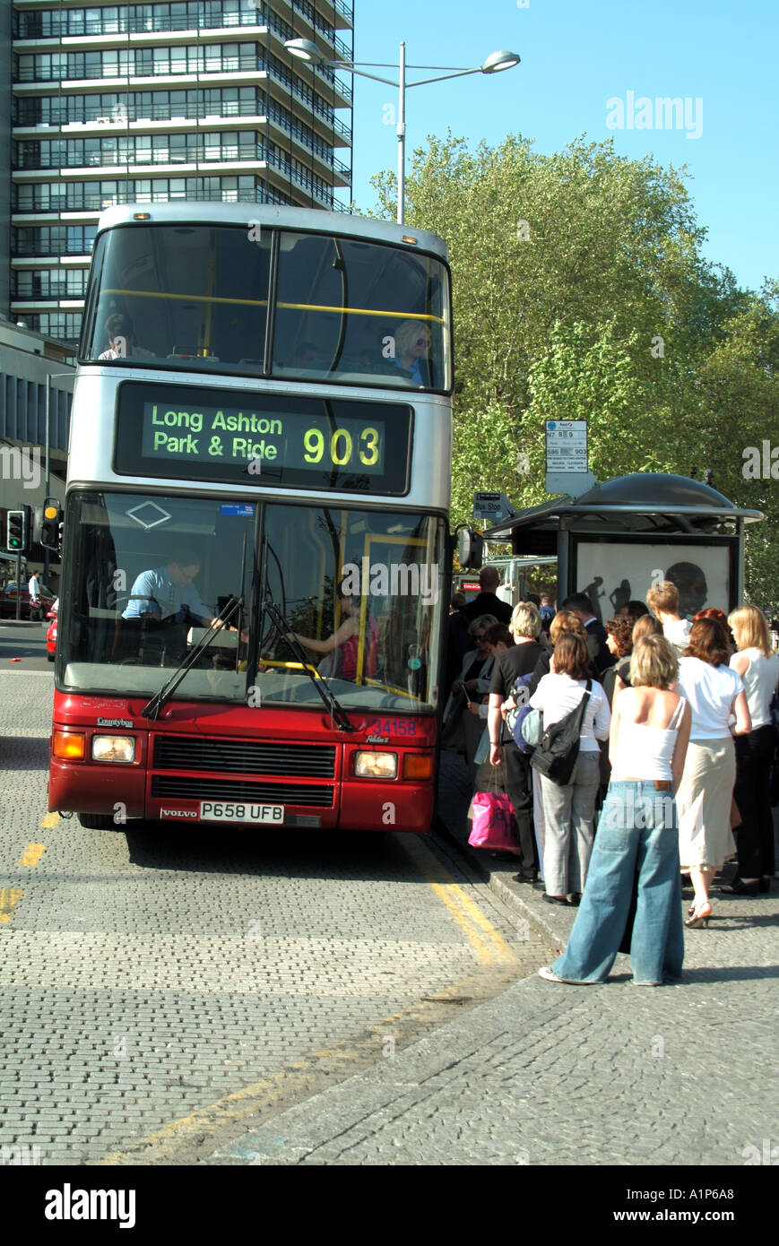 Bristol Centre Promenade fermata bus con i " commuters " imbarco Foto Stock