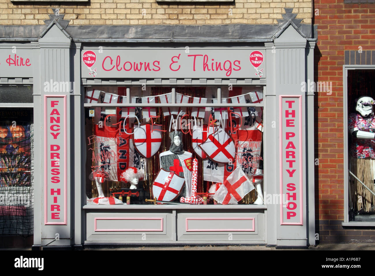 Peterborough clown e cose Party shop visualizzazione di St Georges Cross mercanzia in tempo di tornei internazionali di calcio Foto Stock