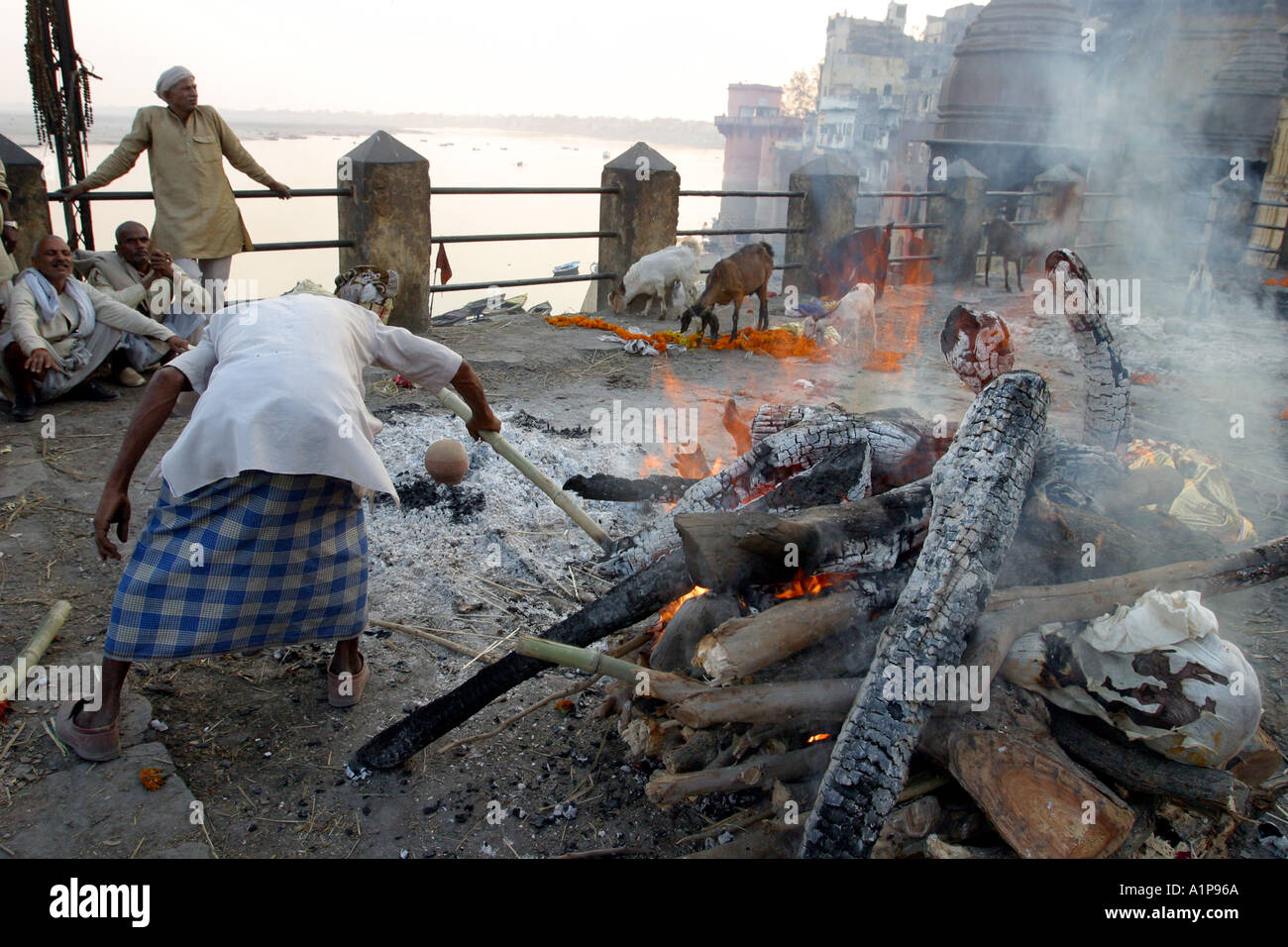 Un corpo morto viene cremato sulle rive del fiume sacro Gange a Varanasi in India del nord Foto Stock