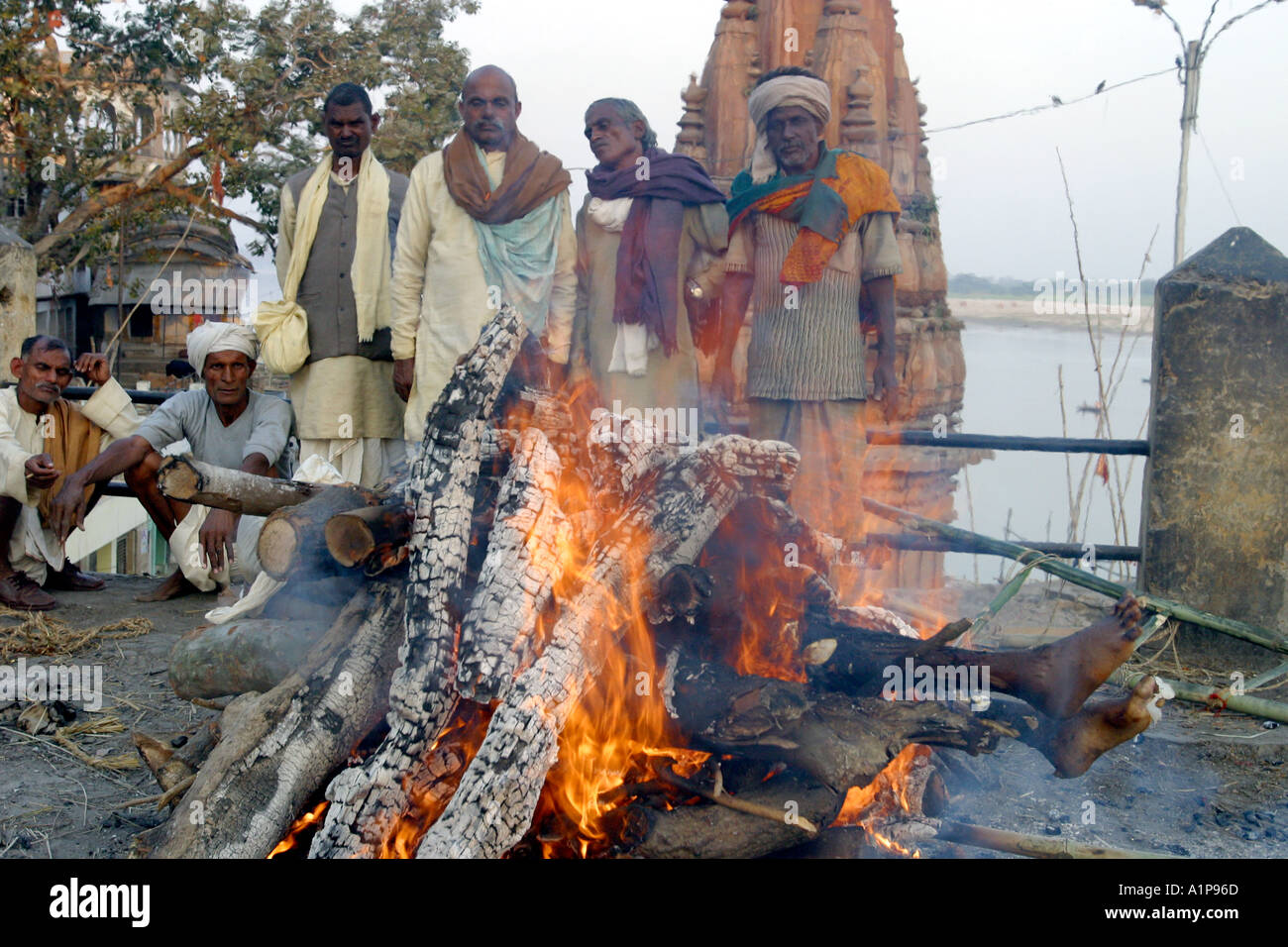 Un corpo morto viene cremato sulle rive del fiume sacro Gange a Varanasi in India del nord Foto Stock