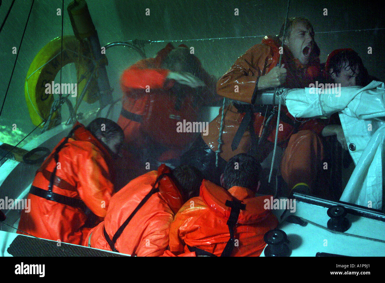 I diportisti battaglia con tempeste in un drammatizzato la ricreazione del Fastnet Race Foto Stock