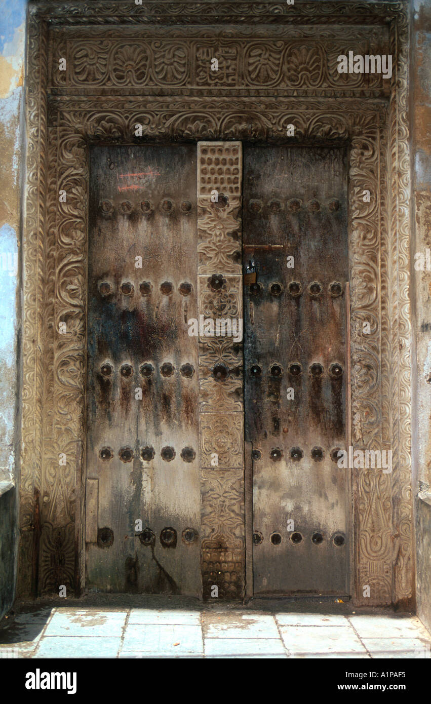 Ornati porta vecchia Stone Town Zanzibar Tanzania Foto Stock