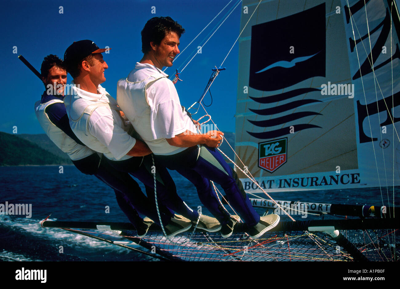 Equipaggio di tre su trapezio 18 piedi skiff racing a Hayman Island Queensland Australia Foto Stock