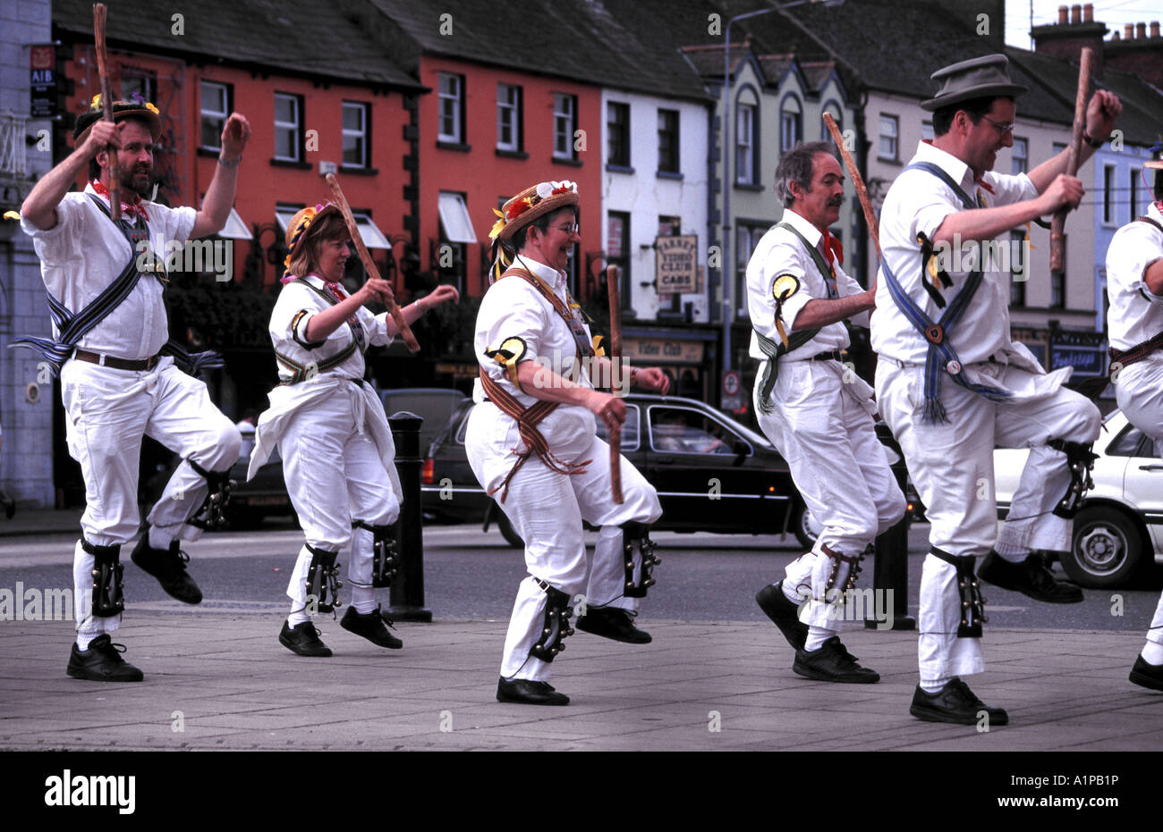 Morris ballerini eseguono un tradizionale English Folk Dance in Carrickmacross Co Monaghan Irlanda Foto Stock