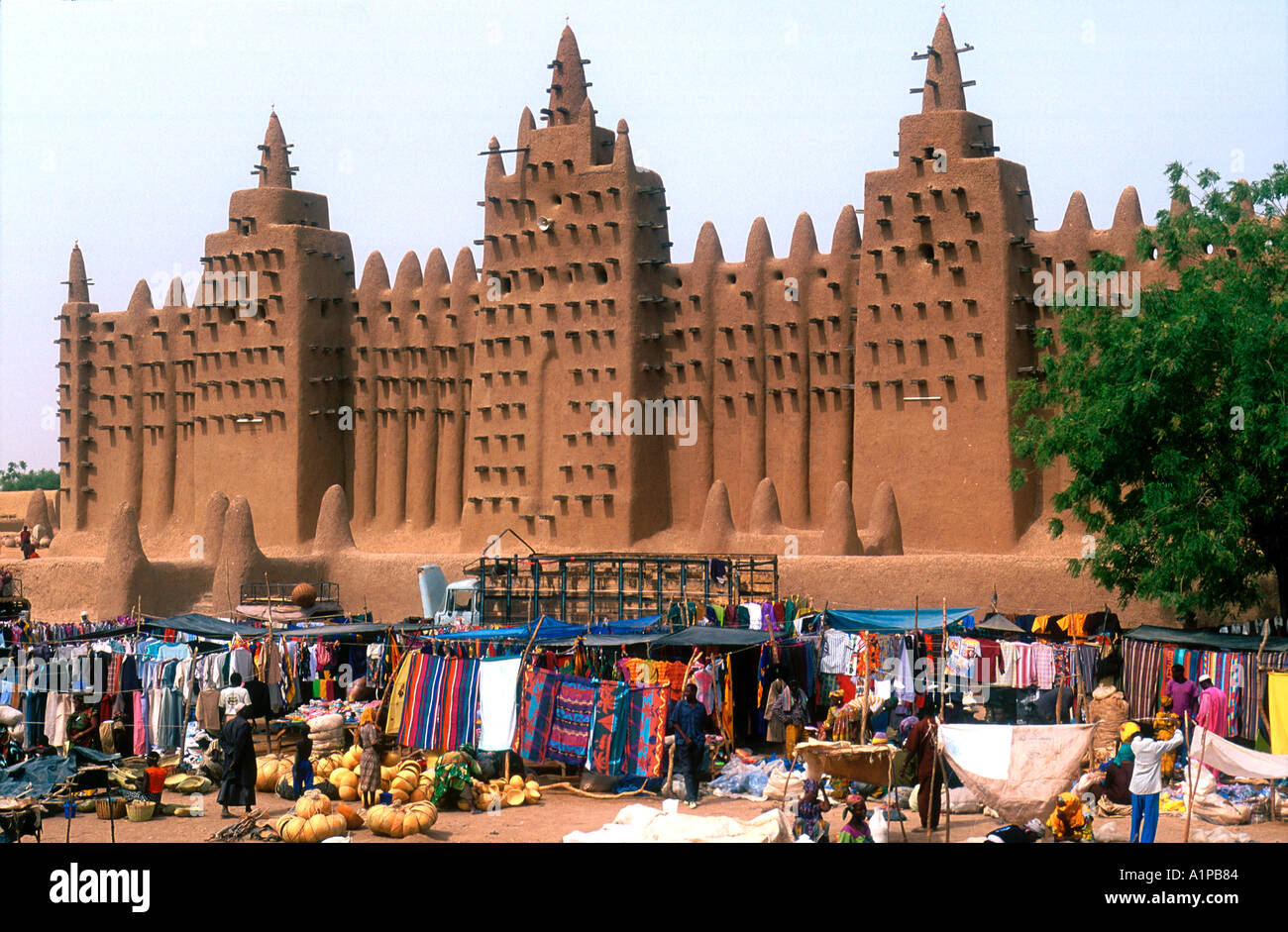 Mercato al di fuori della Grande Moschea Djenne Mali Foto Stock