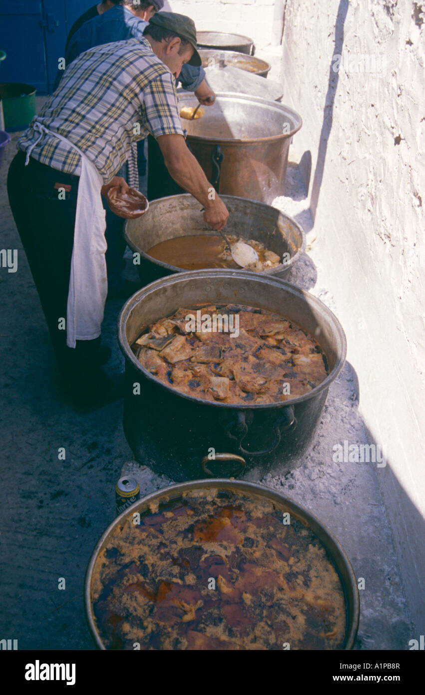 Agia Paraskevi della festa, comunale il pranzo con patatato, un piatto tradizionale servito nel sagrato del pittoresco villaggio di Kato Meria,Amorgos,Grecia. Foto Stock