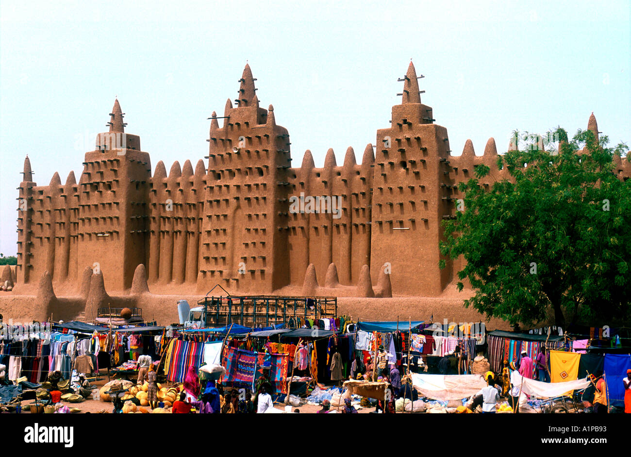 Mercato al di fuori della Grande Moschea Djenne Mali Foto Stock