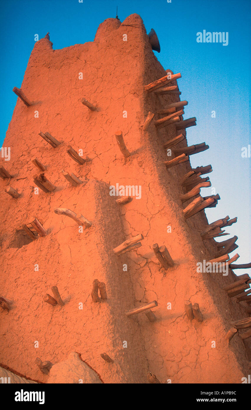 In mattoni di fango minareto della moschea con la preghiera chiamata altoparlante Tombouctou Timbuktu Mali Foto Stock