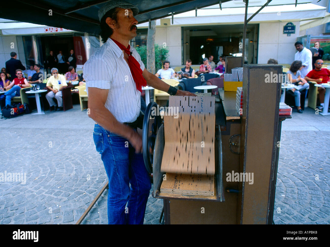 Parigi Francia Beaubourg uomo giocando Organetto Foto Stock