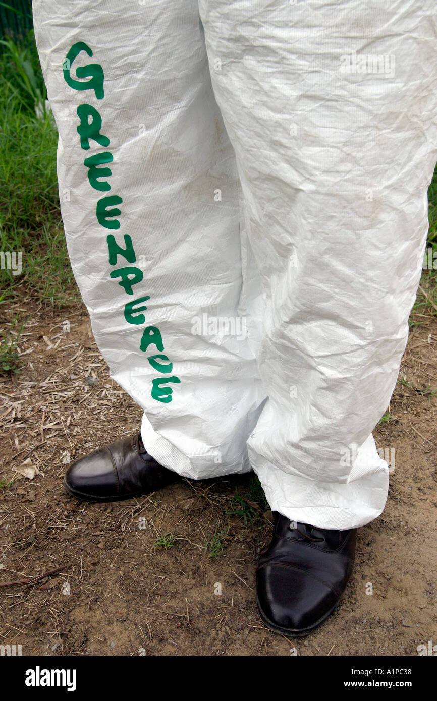Le gambe di un attivista di Greenpeace che indossano la tuta di organizzazioni Foto Stock