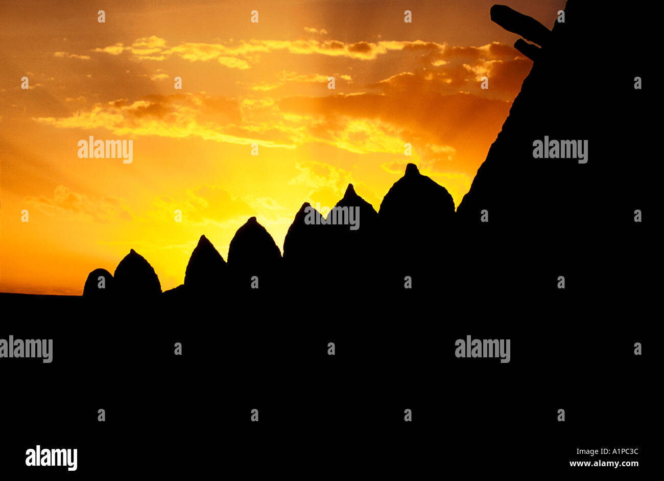 Tramonto e suns raggi più stilizzata decorazioni di mattoni di fango moschea Timbuktu Mali Foto Stock