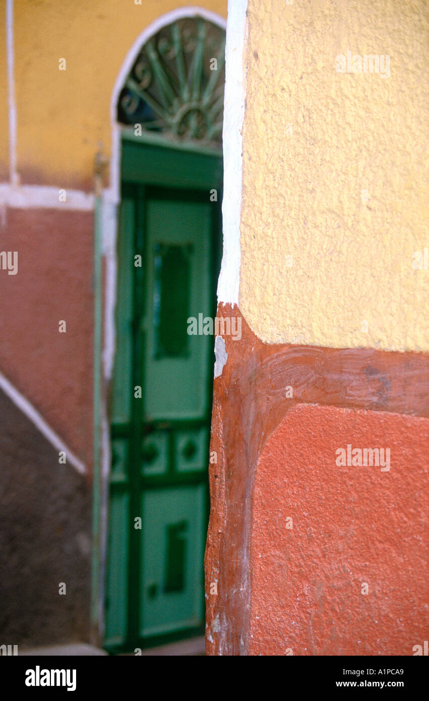 Lavori in pietra di color pastello e stucco Isola Elefantina denominata dopo il commercio di avorio o Fiume Nilo massi Aswan Egitto Foto Stock