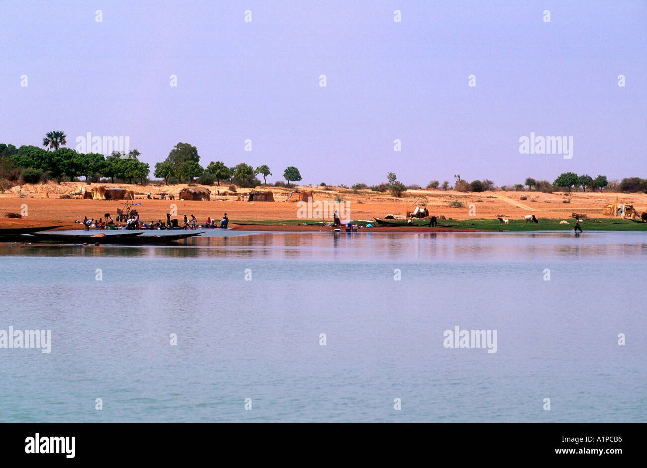 Linea di barche Riva del fiume mentre persone lavare nel fiume Niger nei pressi di Timbuctu Mali Foto Stock