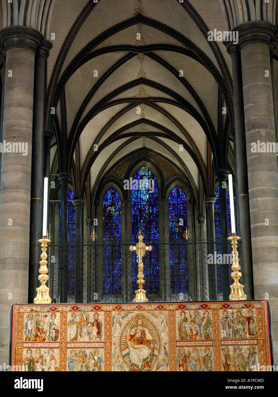 Salisbury Wiltshire, Inghilterra Cattedrale di Salisbury Altare maggiore con i prigionieri di coscienza finestra dietro Foto Stock