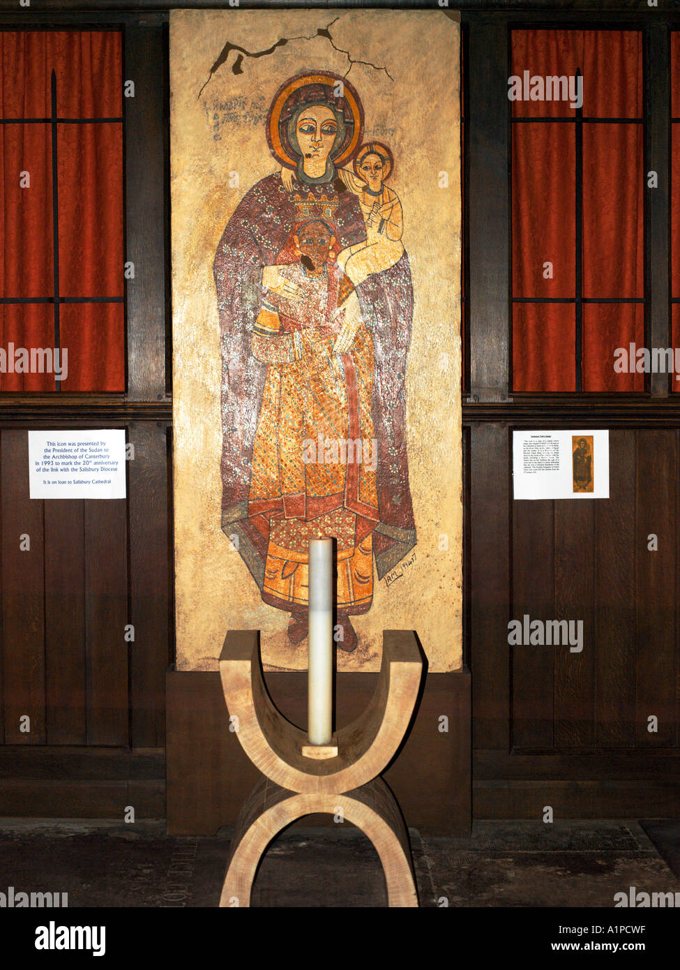 Icona che mostra la Vergine Maria porta Gesù nelle sue braccia con le sue mani arrivata un Nubian Queen che ha il segno della croce Foto Stock