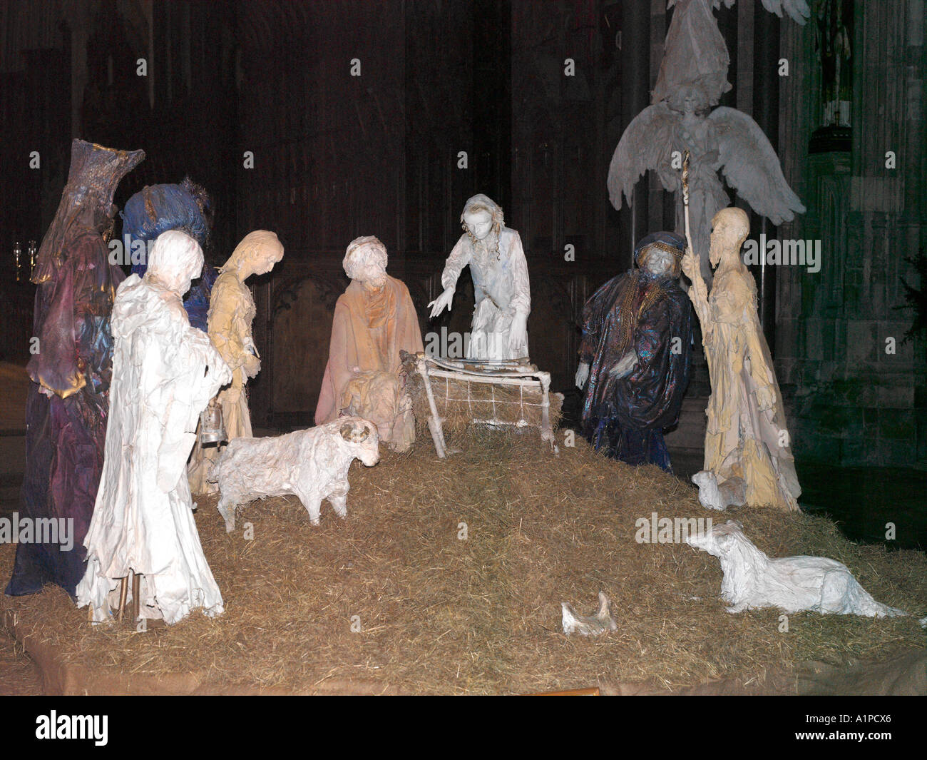 Salisbury Wiltshire, Inghilterra Cattedrale di Salisbury presepe progettato e realizzato utilizzando Cartapesta dall'artista locale Pietro Rush Foto Stock