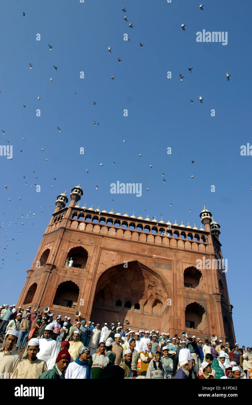 Musulmani indiani al di fuori della Jama Masjid moschea di Delhi in India Foto Stock