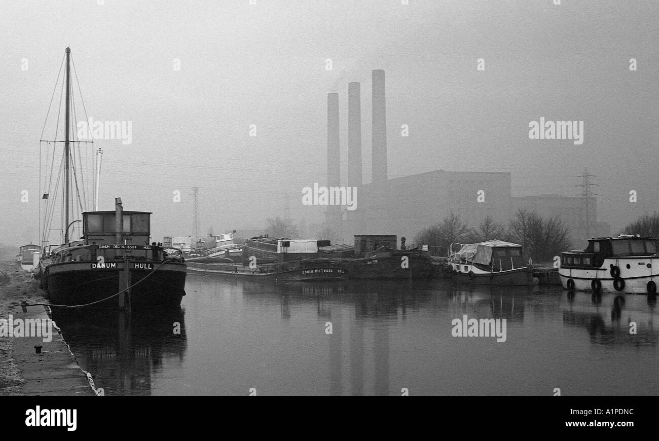 Canal Grande a Keadby nel 1975 ghiacciato con stazione di alimentazione e chiatte. Foto Stock