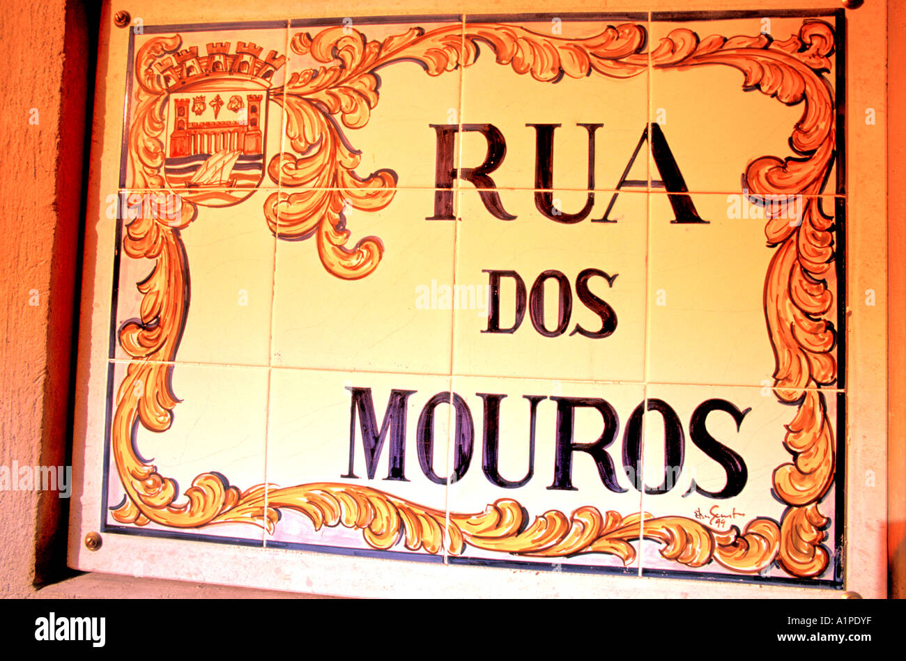 Il nome della strada su piastrelle, Rua dos Mouros, Tavira, Algarve, Portogallo Europa Foto Stock