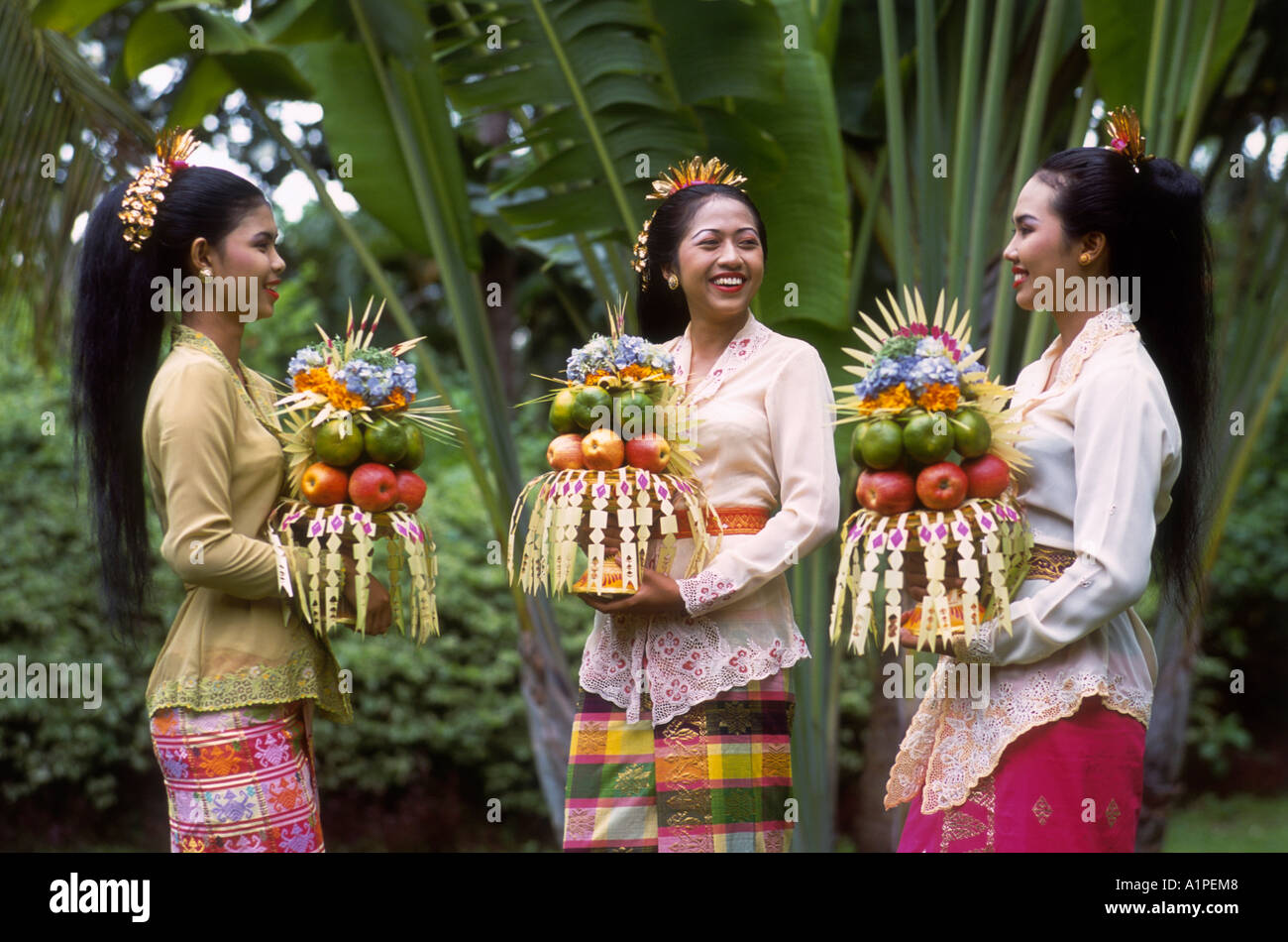 Indonesia, ragazze Balinese il trasporto di frutta Foto Stock