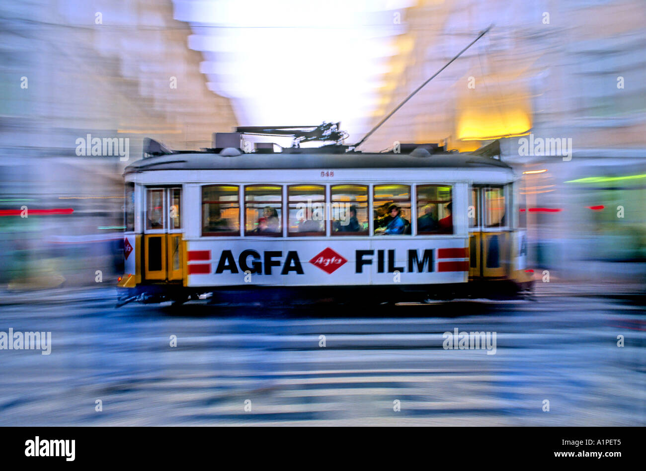 Tram storico in movimento, Rua Augusta, Lisbona Portogallo Europa Foto Stock