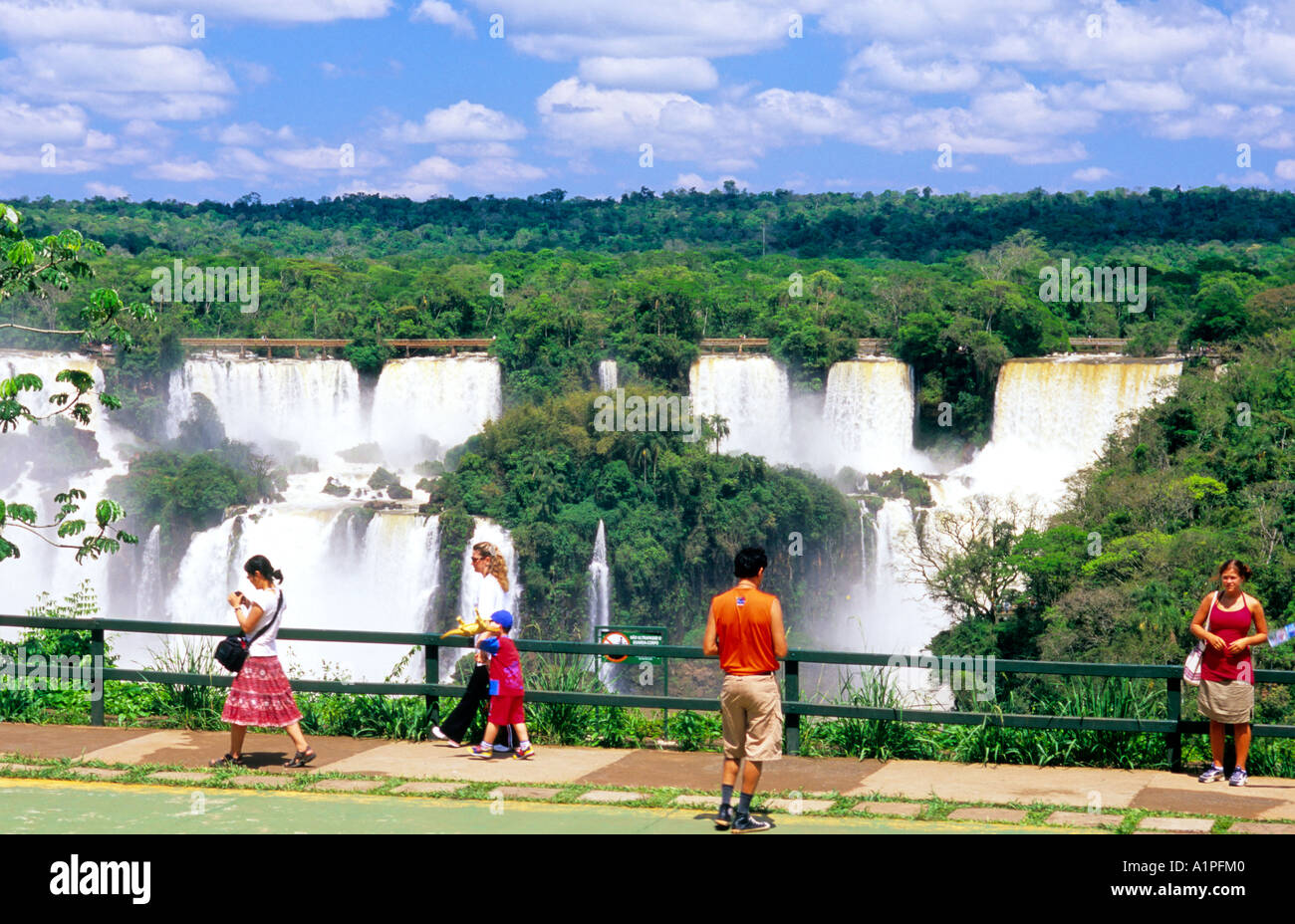 Piattaforma di visitatori con vista al sito argentino di Iguazu-Falls, Nationalpark Iguazu, Paraná, Brasile, Sud America Foto Stock