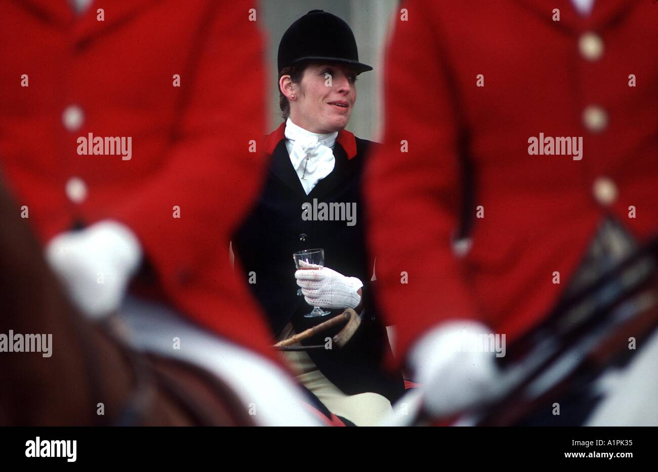 Stirrup Cup cacciatrice alla fine dei giorni si incontrano. Tradizionale scena della caccia alla volpe. Belvoir Hunt, Leicestershire, Inghilterra anni 1980 Foto Stock