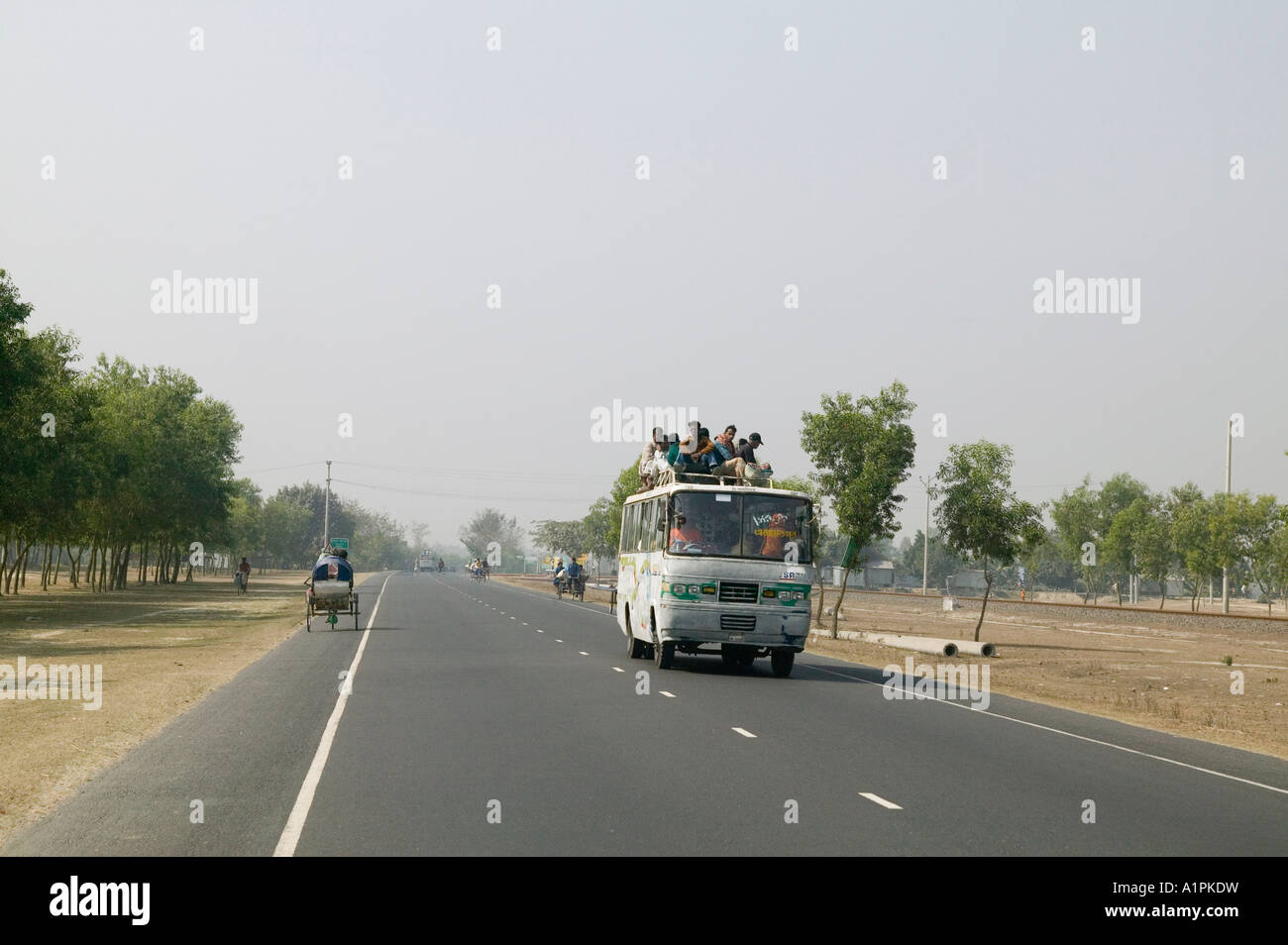 Un autobus pieno di passengars interno e sulla parte superiore in Bangladesh Foto Stock