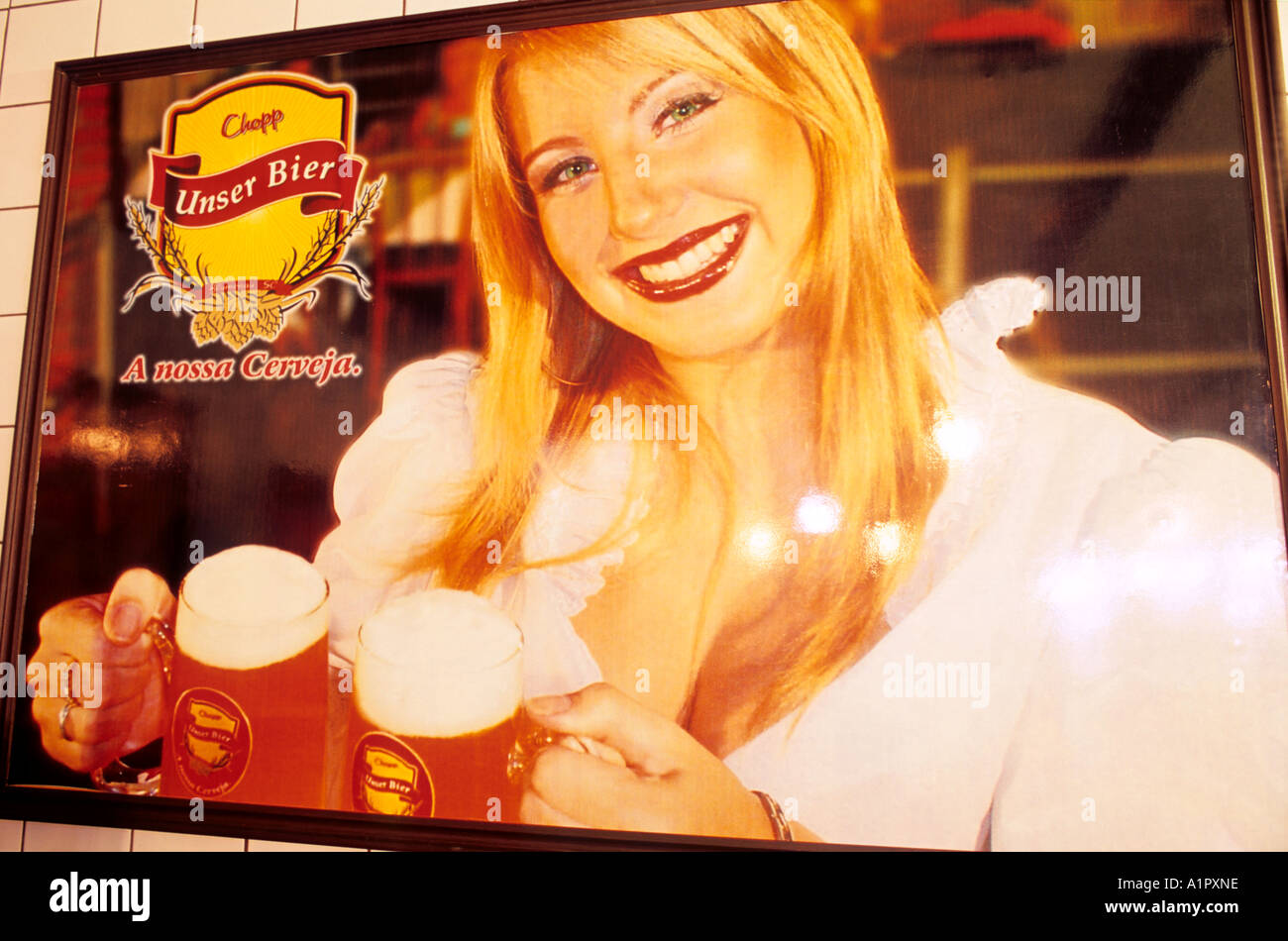 Donna bionda sorridente sul messaggio pubblicitario immagine per birra, Biergarten, Blumenau, Valle europea, Santa Catarina, Brasile, Sud Americ Foto Stock