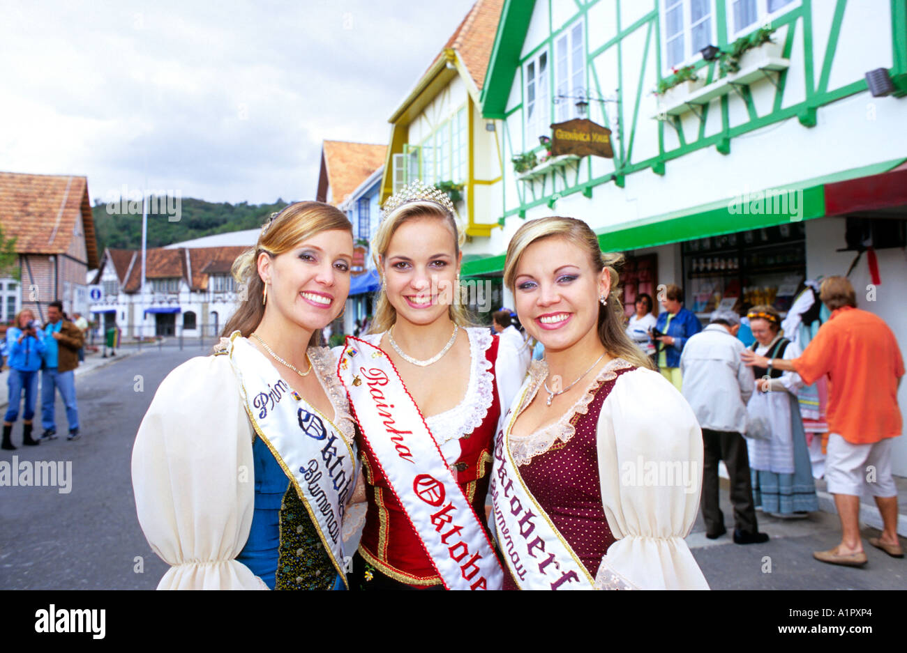 Letto queen size e due principesse del ventiduesimo Oktoberfest Blumenau, Valle europea, Santa Catarina, Brasile, Sud America Foto Stock